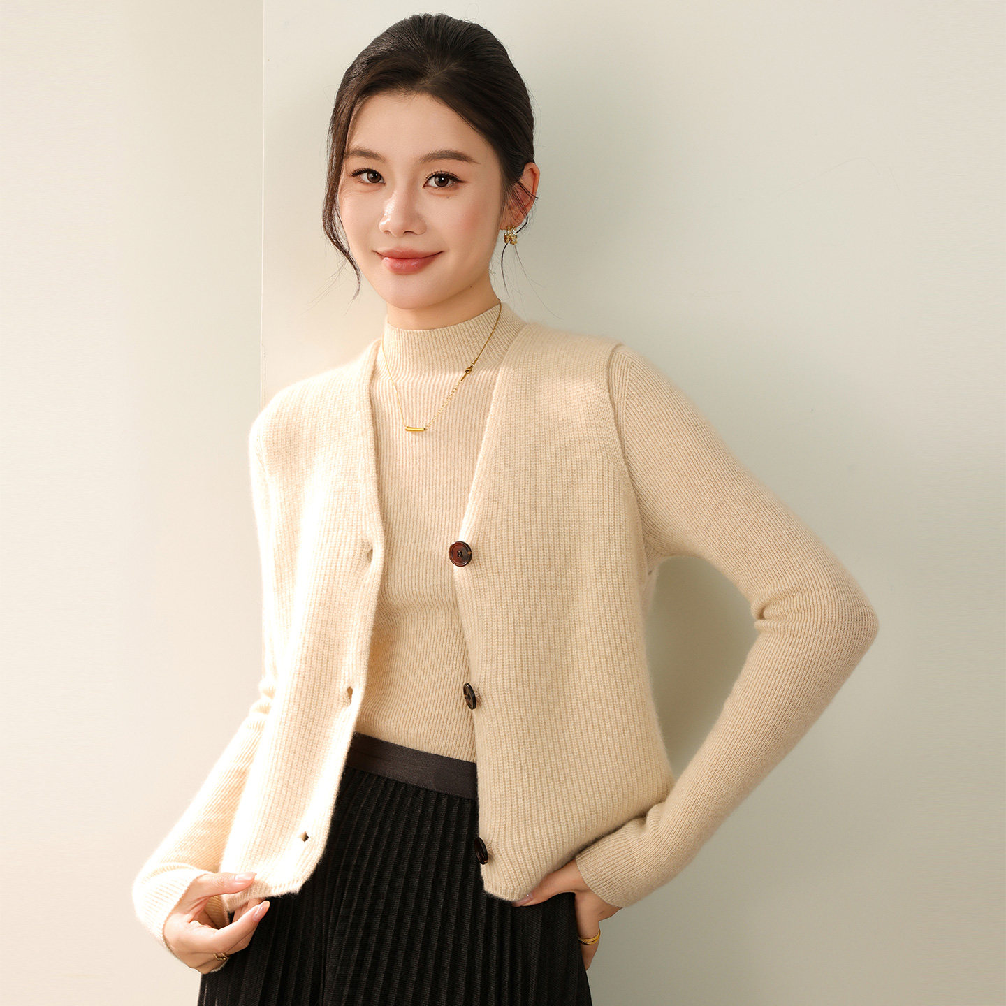 100%山羊绒V领女开衫极简风