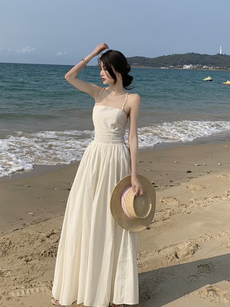 茶歇法式白色一字肩吊带连衣裙女夏季性感露背海边度假仙女沙滩裙