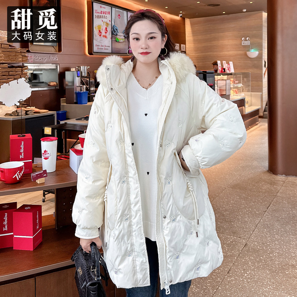 甜觅特大码女装2024冬装胖mm280斤白天鹅绣花中长款大毛领羽绒服