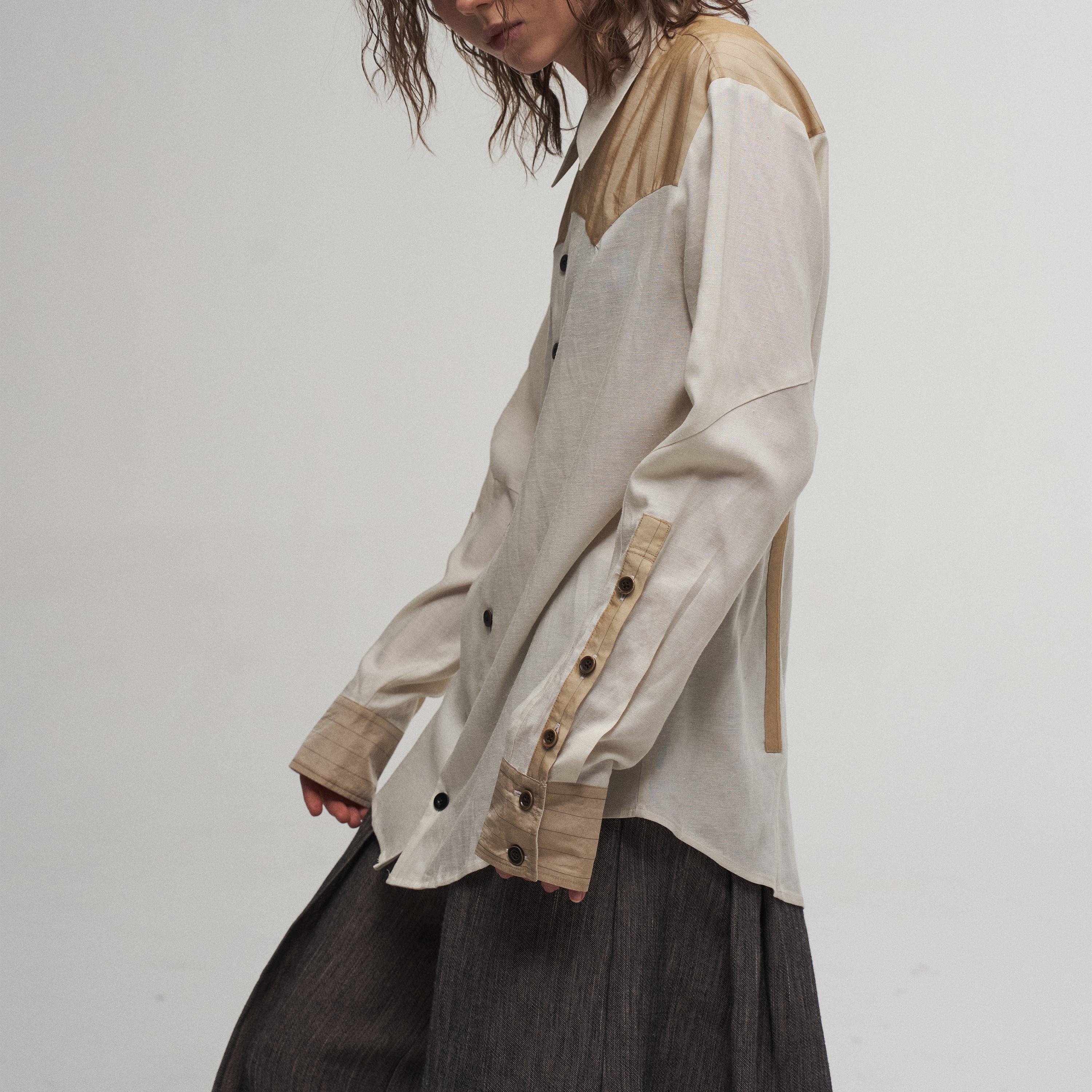 「 凌鸦ILNya 」差池_米白 胶布衬衫 莱赛尔亚麻V领拼色衬衣