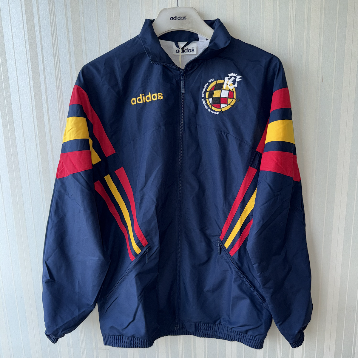 潮包背 现货 Adidas 西班牙足球休闲文化男款梭织夹克外套 IT7753