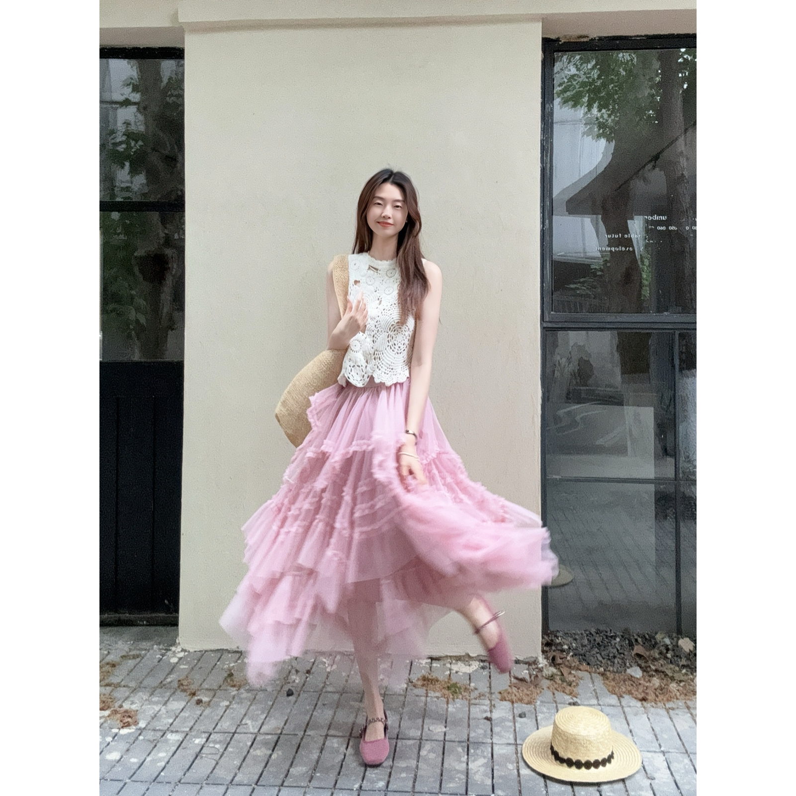 DARA ROSE-绣钩花好美设计感小众圆领钩花蕾丝波浪边无袖米色小衫
