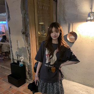 伊嘉 Y.JIA 案印花宽松百搭短袖 松紧腰a字碎花半裙套装 配胸针