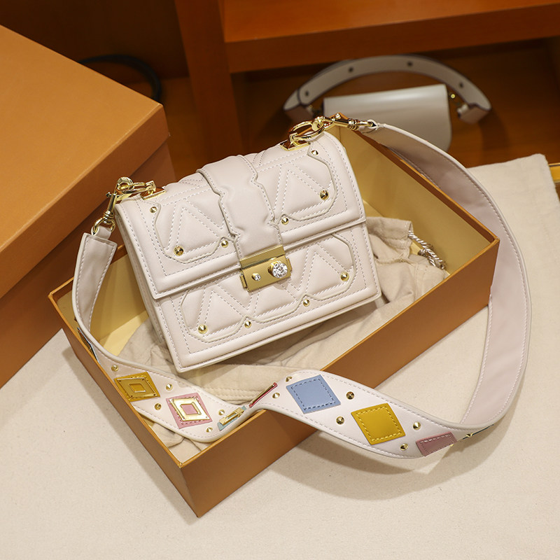 今年流行的包包2020新款潮女欧洲站斜挎包奶油色宽肩带镶钻小方包