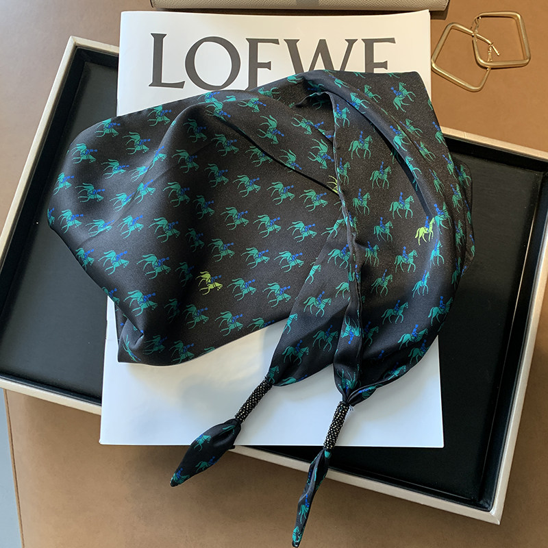 2025新款三角巾女小马绿色丝巾空调房披肩小坎肩秋冬护颈薄款围巾