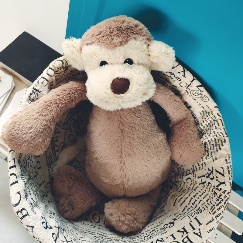 猴子安抚毛绒女孩睡觉抱床上玩偶