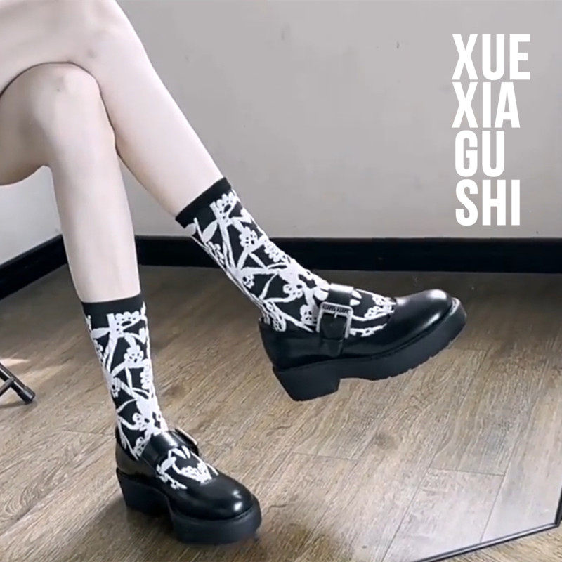 【浮雕花朵复古女袜】