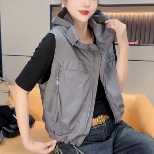 韩版春季马夹女短款2025ins连帽减龄无袖大兜拉链冲锋衣工装外套