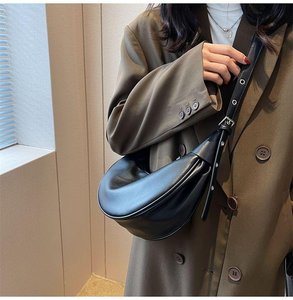 真皮斜挎包包软女23新款月牙包高级感小众新月包百搭饺子单肩包女