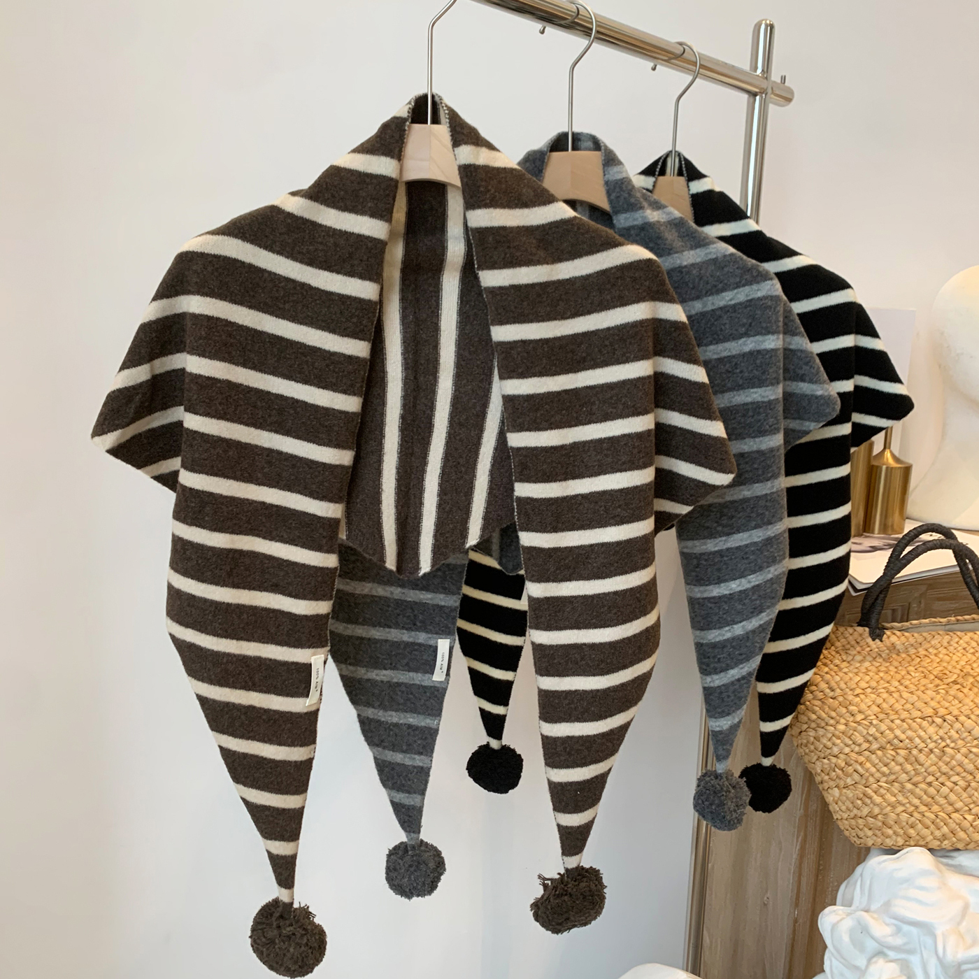 日系毛球羊毛条纹针织三角巾女披肩秋冬新款百搭坎肩围巾女