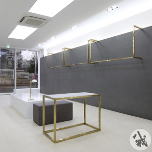 服装店展示架女装店铺装修设计不锈钢金色上墙壁挂式组合陈列货架