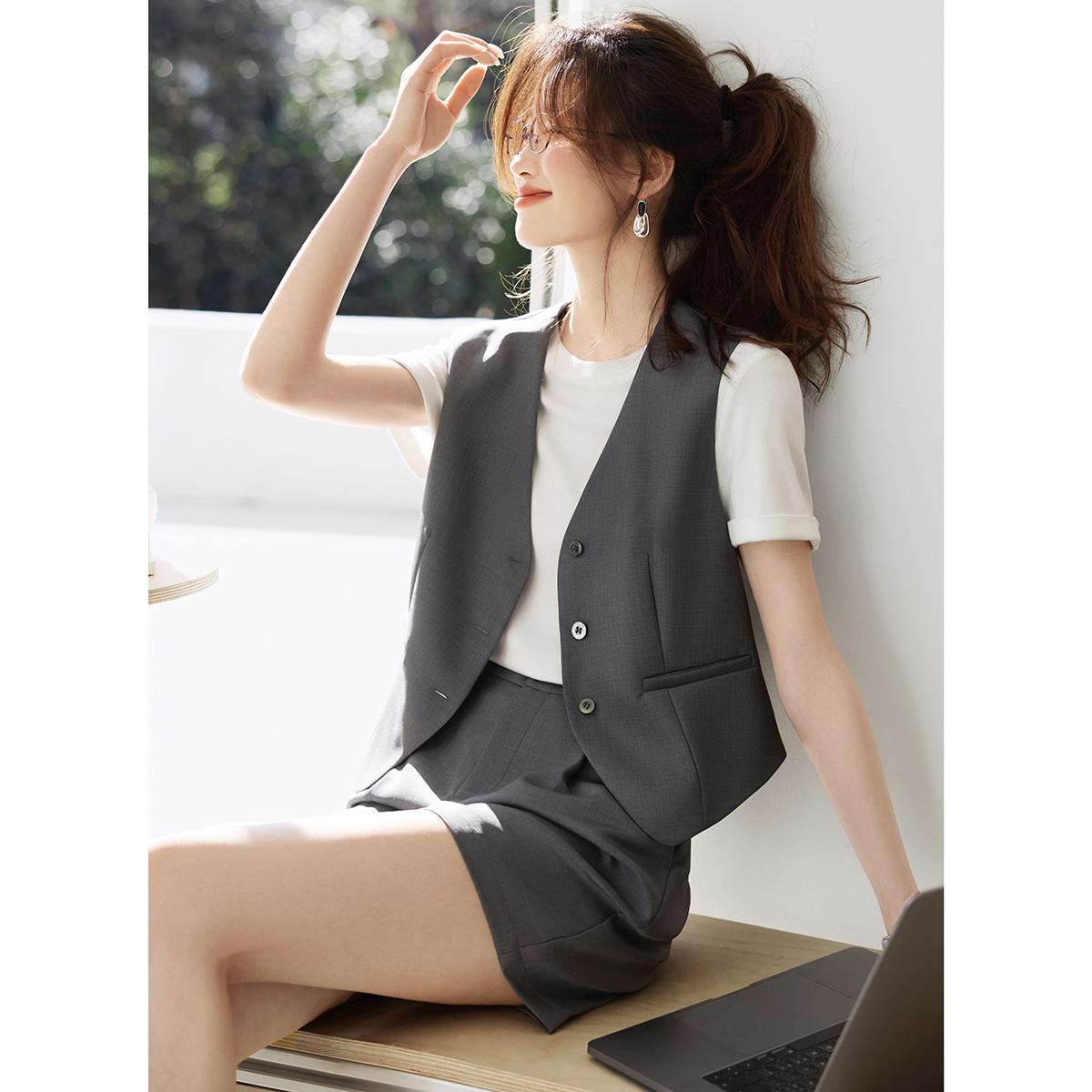 沫晗依美通勤松弛感背心马甲短裤套装2025夏季新款简约显瘦女套装