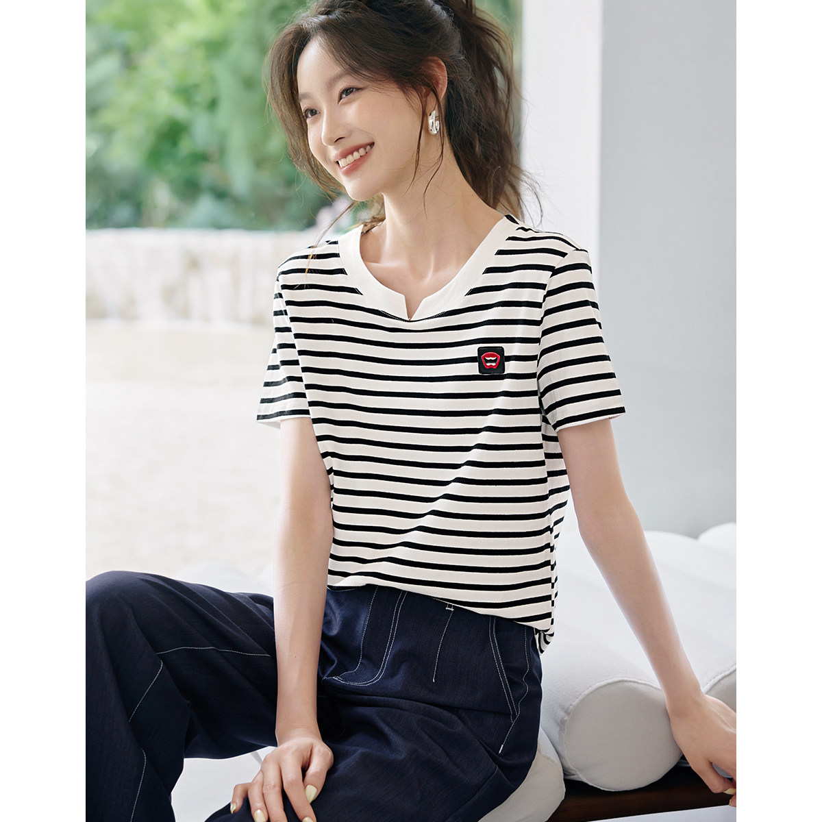 沫晗依美休闲百搭通勤条纹T恤2026夏季新款经典时尚剪刀领短袖女