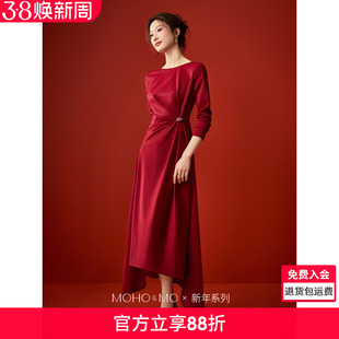 沫晗依美新年战袍2026春新款圆领弹力修身不对称下摆长款连衣裙女