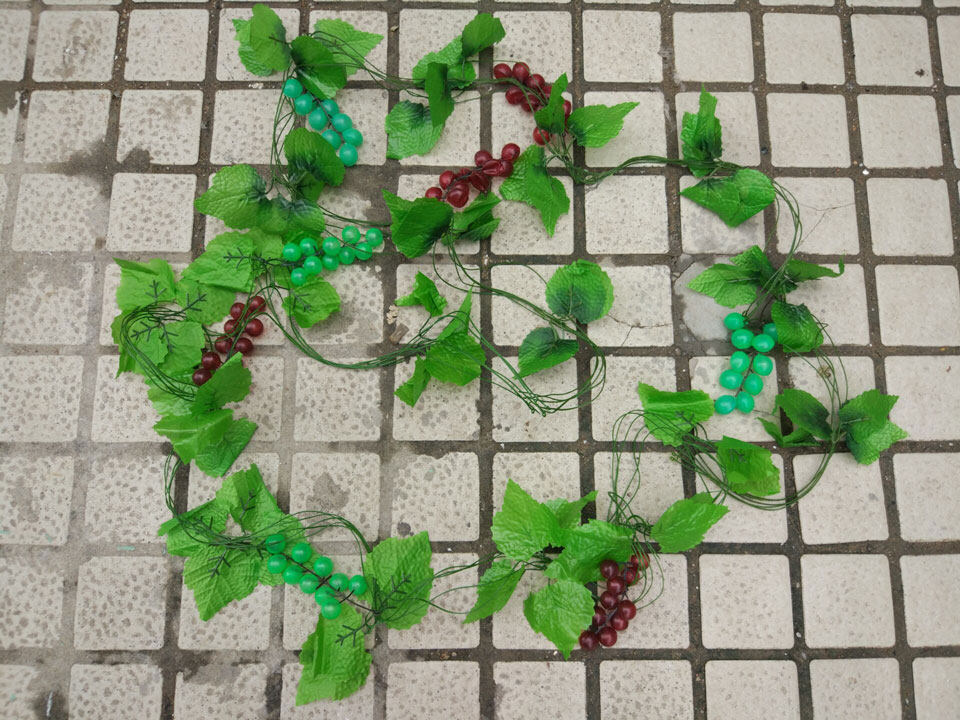 高仿真绿叶藤条大葡萄水果串超市店铺挂壁吊顶管道装饰人造长藤蔓