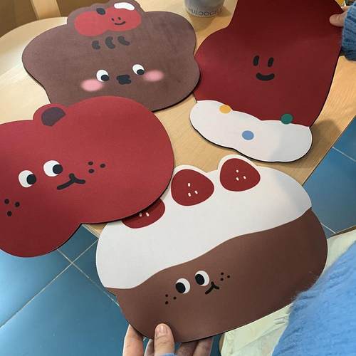 卡通办公好看鼠标垫女多巴胺印花大号桌垫小众桌面防滑垫异形苹果