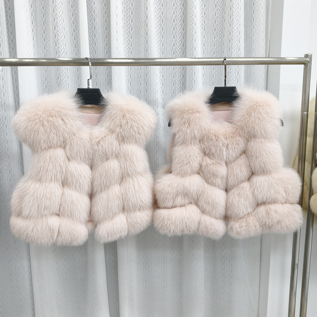 两种肩型粉色面包块短狐狸毛马甲