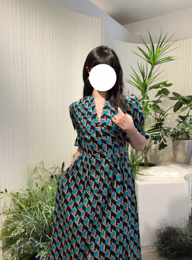 DV同源深圳南油2025春夏新款绿色泡泡袖茶歇裙几何印花连衣裙