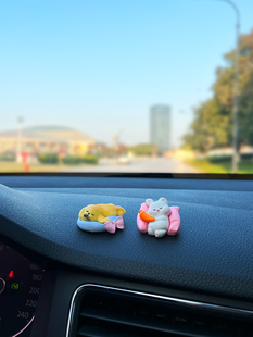 可爱趴窝猫狗兔子猪小动物公仔车内装饰品中控台窗边摆件车载用品