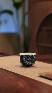 立明堂 青花满荷暖炉杯