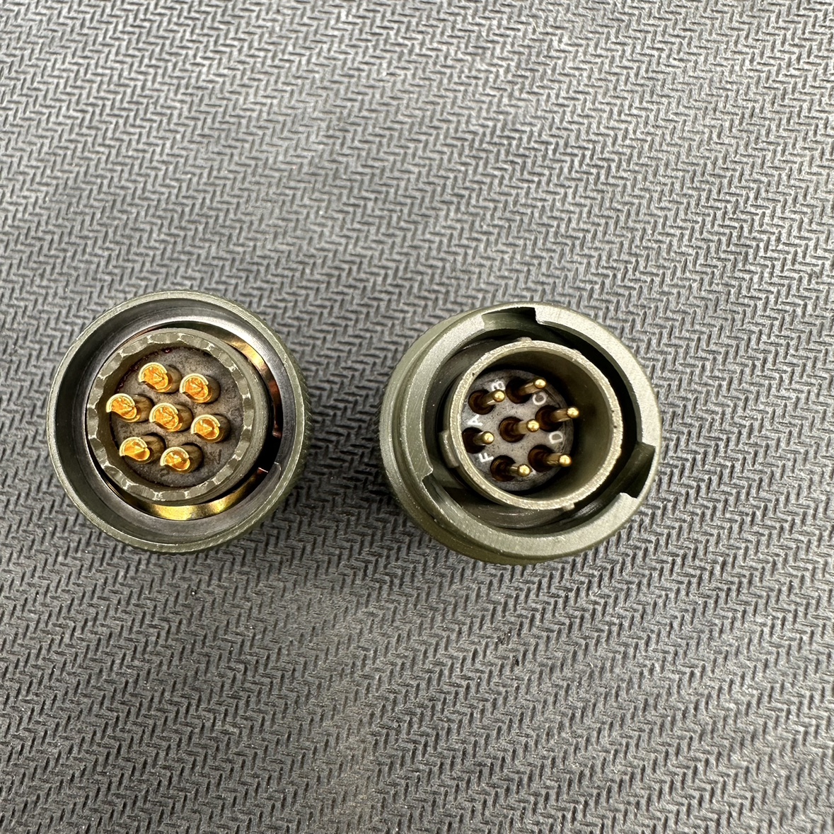 62GB-56T10-07PN SN圆形连接器直型插头7触点焊接引脚卡口10-7针