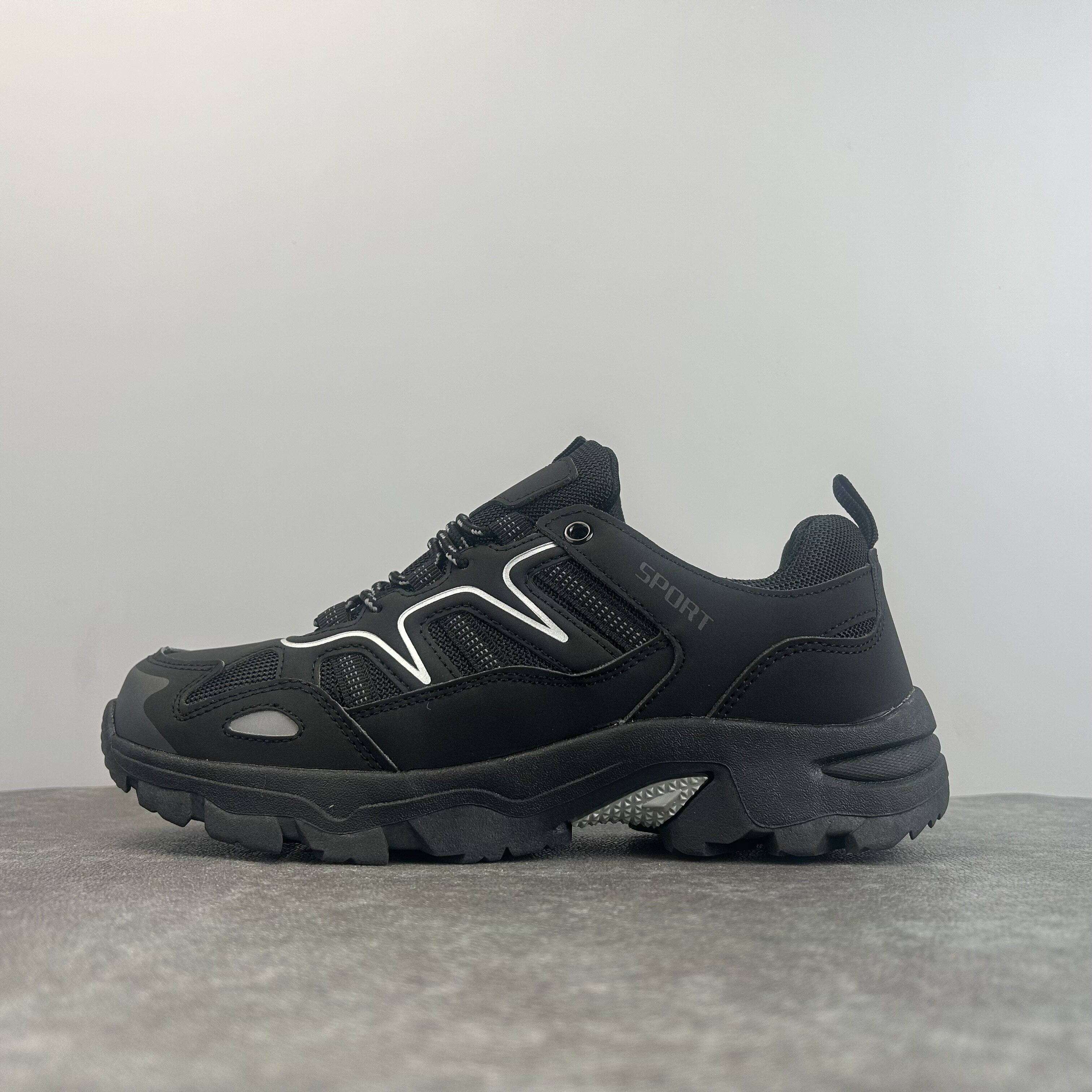 户外登山鞋滑耐磨鞋底防水皮面
