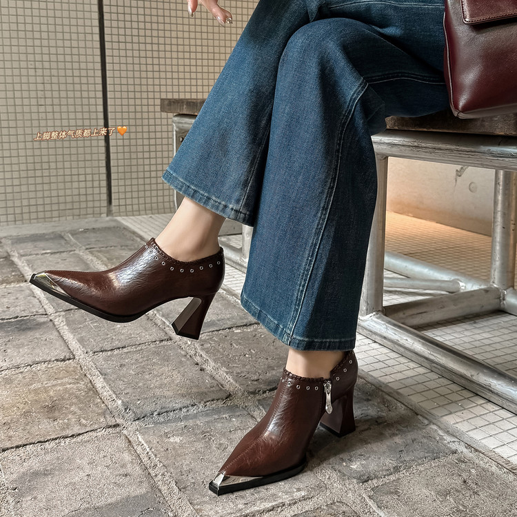 尖头粗跟TPR(牛筋）胶粘工艺羊皮深口单鞋