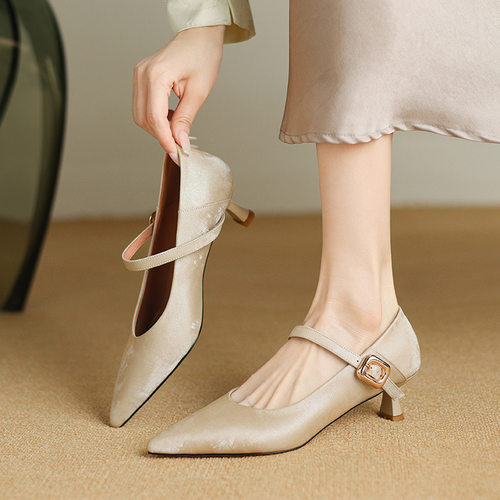 新中式鞋子女款配裙子旗袍一字带细猫跟国风单鞋尖头玛丽珍高跟鞋