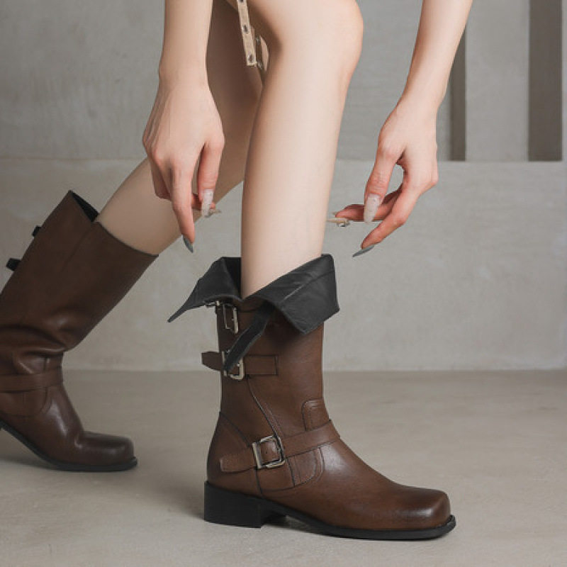女士皮带扣流行时尚2025年新款方头粗跟中跟中筒短靴子大气时装靴