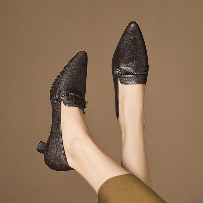 百搭通勤山茶花时尚2025新款尖头粗跟中跟乐福小皮鞋气质深口单鞋