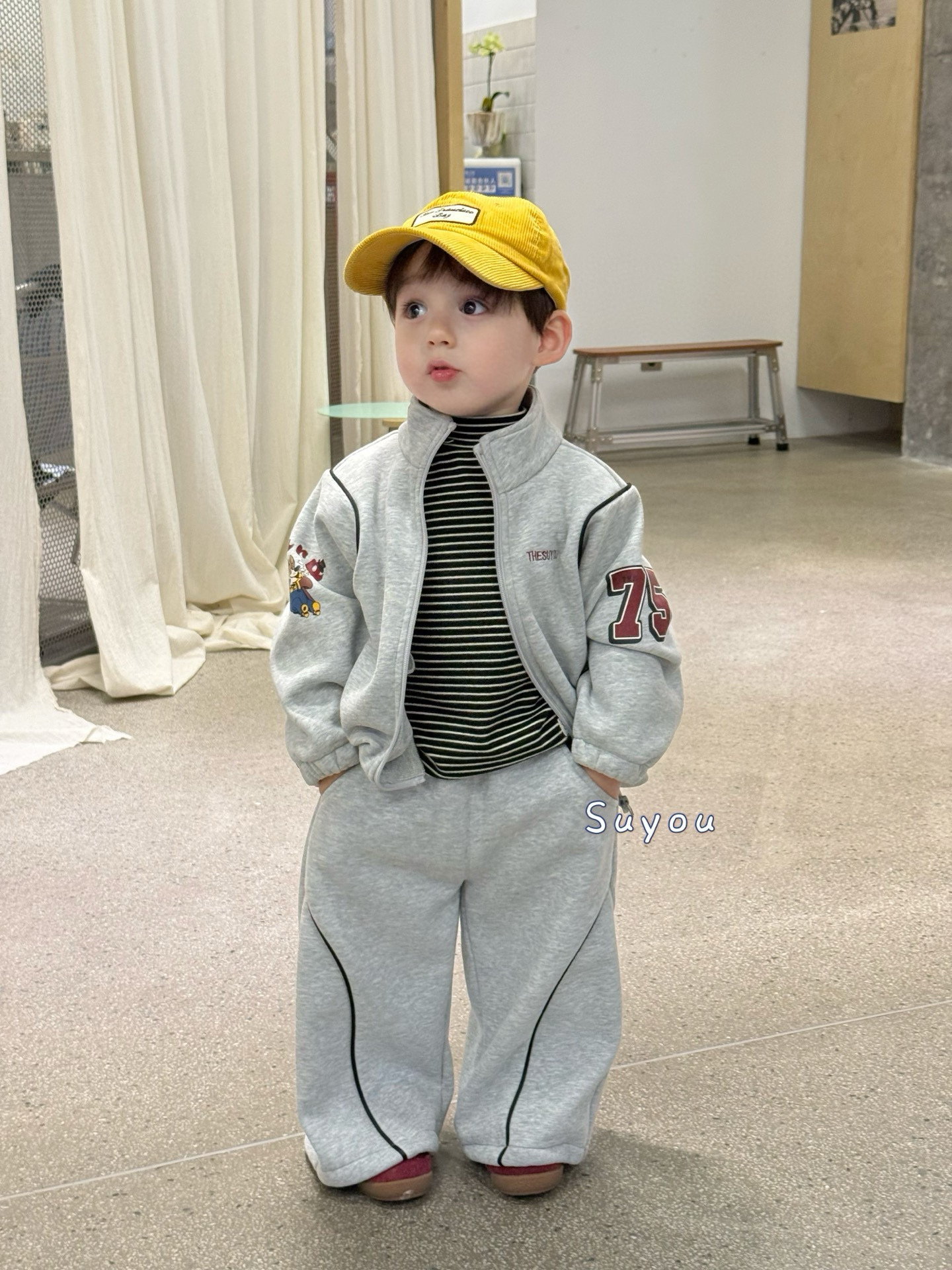 小树家2025秋冬新款时尚休闲幼儿园穿搭男宝运动套装加绒外套