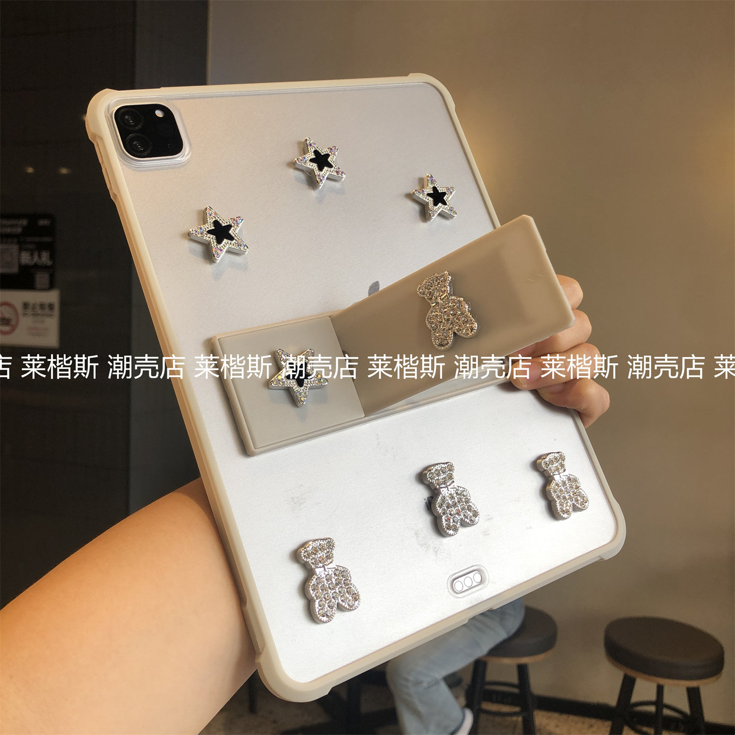 可爱小熊磨砂带支架适用iPad11代a16保护套2026新款Air8/7/6平板壳Pro11苹果8/9代10.2无面盖10.9单后壳a2602