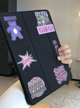 黑色英文熊氛围感适用于iPad11代保护套10.2三折9.7翻盖Pro11寸A2602苹果air765皮套10.9磁吸A1893卡通平板壳