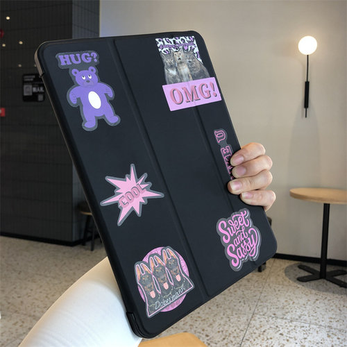 黑色英文熊氛围感适用于iPad11代保护套10.2三折9.7翻盖Pro11寸A2602苹果air765皮套10.9磁吸A1893卡通平板壳