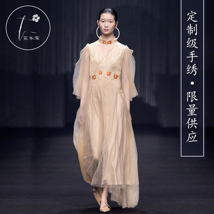花木深手绣真丝中式 上海时装 周走秀款 改良旗袍高定立领连衣裙