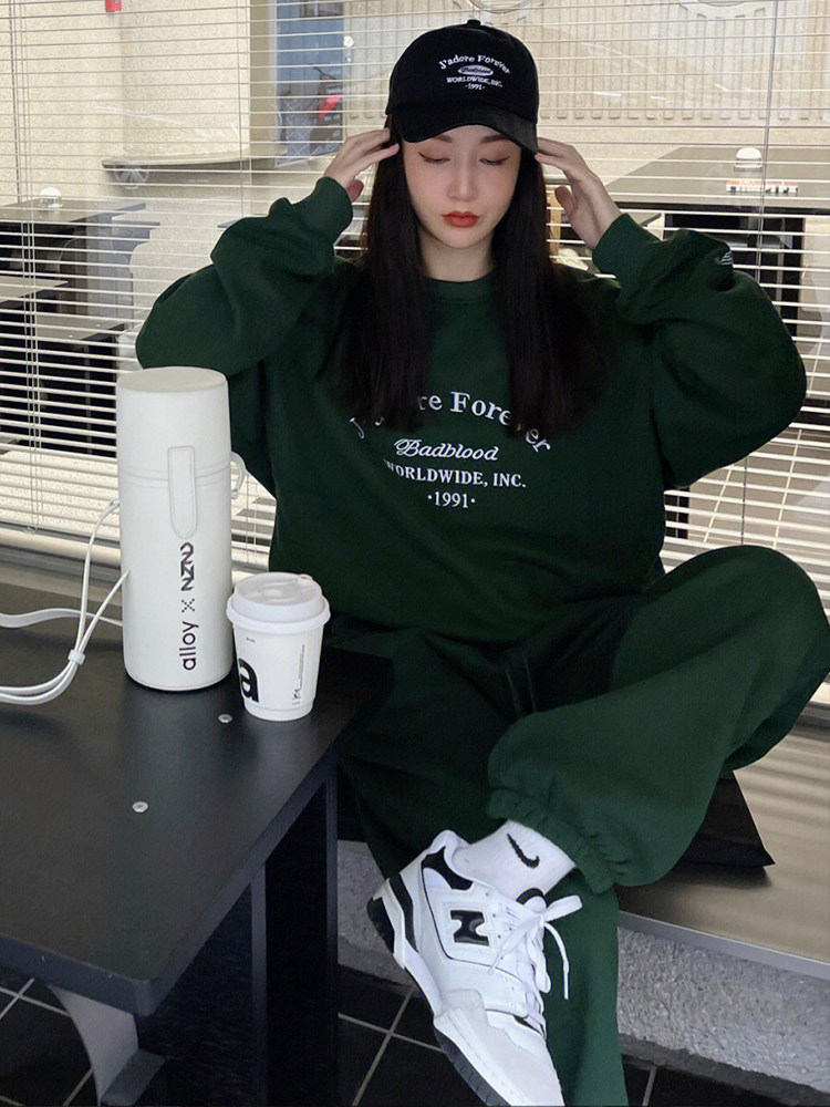 여성을위한 미국 복고풍 짙은 녹색 캐주얼 운동복 봄 가을 느슨한 자수 라운드 넥 스웨트 셔츠와 스웨트 팬츠 2 피스 세트