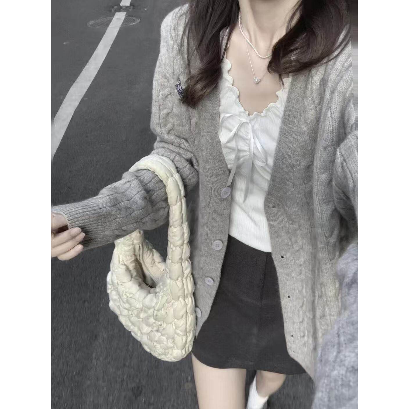 灰色慵懒风V领麻花针织开衫女2025早秋季新款宽松中长款毛衣外套