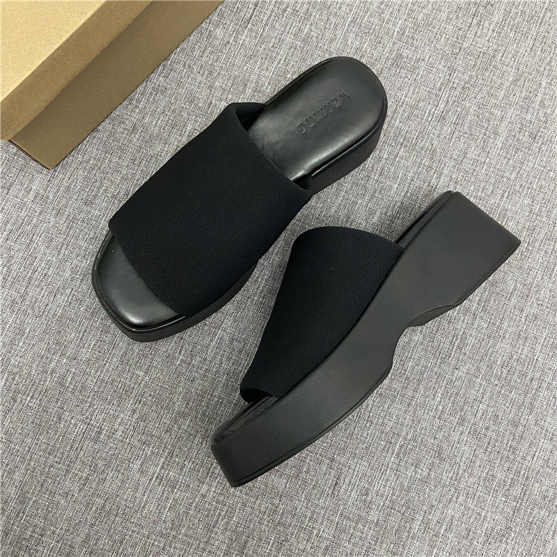 夏季新款轻便舒适松糕厚底拖鞋女露趾外穿一字型凉鞋女鞋ins软面