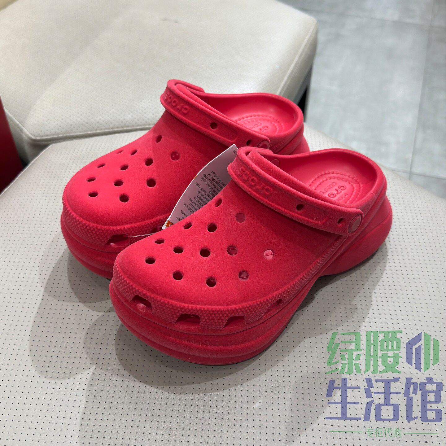 Crocs女款丝绒高跟厚底洞洞凉拖图片
