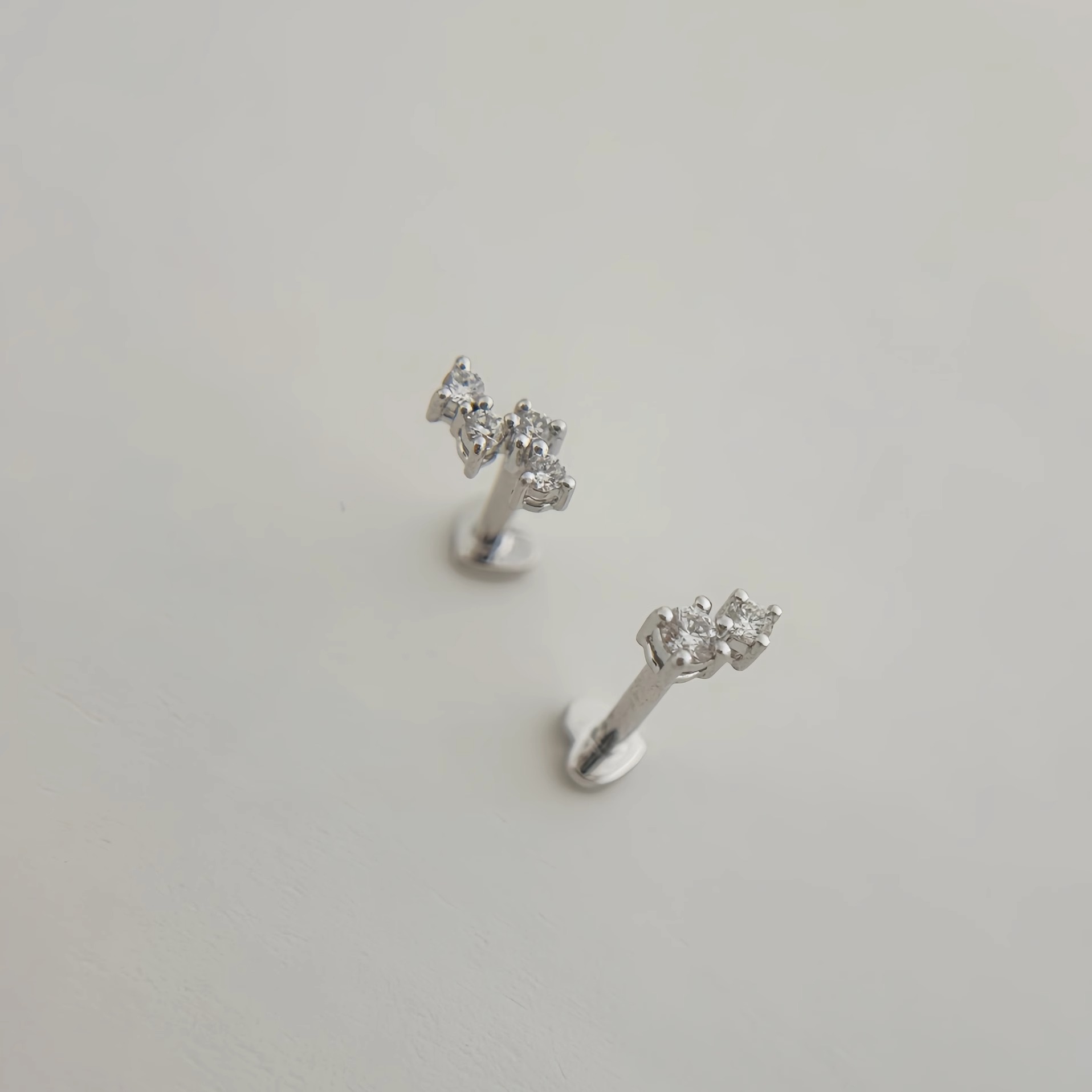 CHESNOW平底18K金钻石耳钉耳骨钉