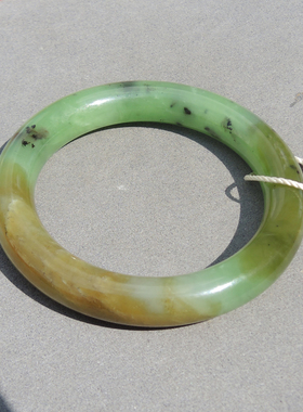 细腻猕猴桃粉青带糖内径57mm手镯