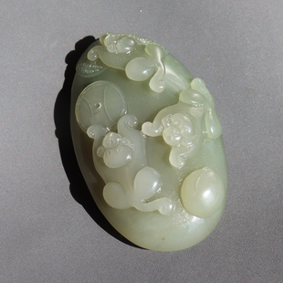 惊呆了方言和田玉青海料双色冰底细腻湖水绿带翠灵猴献寿挂件A8