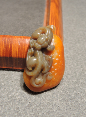 精品方言和田玉罕见俄籽料三色黄沁皮糖白玉俏雕螭龙灵芝吊坠h2