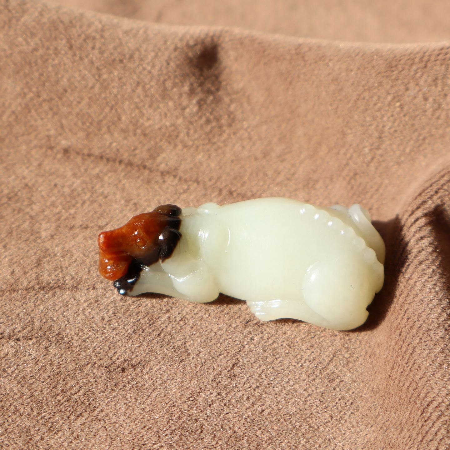 黑红沁留皮白玉籽料旺财小狗吊坠