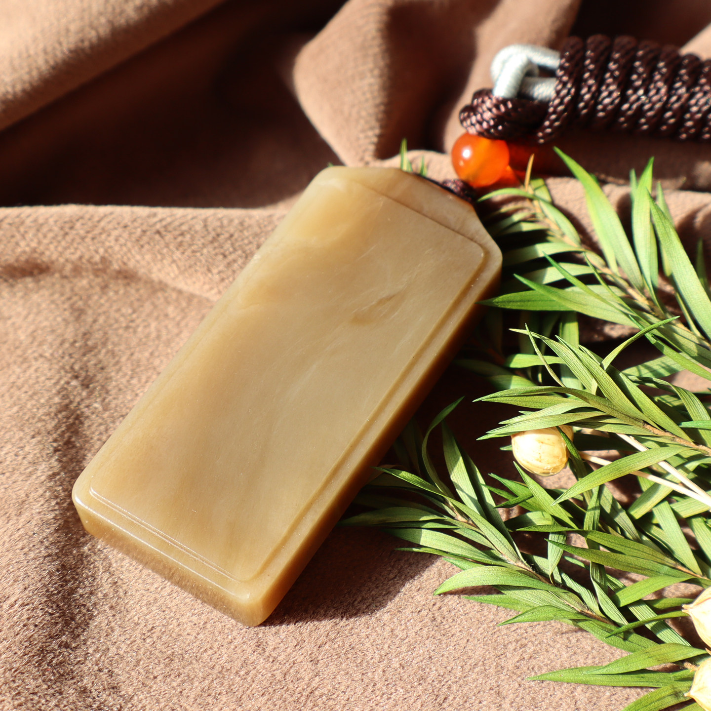 新疆且末老红糖玉平安无事牌吊坠