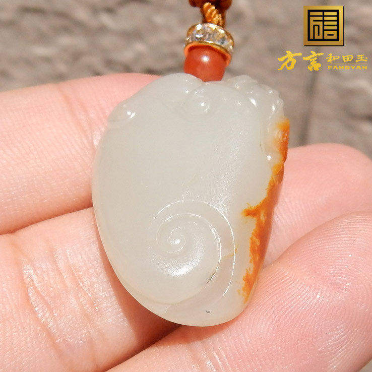 方言企业和田玉放精品黄铭红金皮白玉籽料挂件府上有龙吊坠促销F