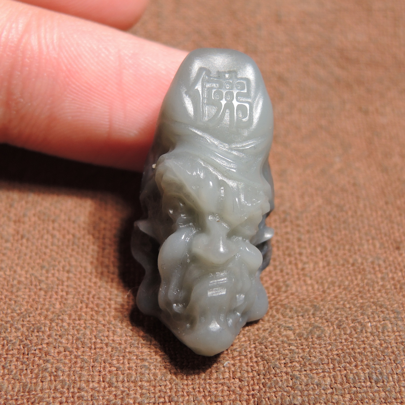 震惊方言和田玉新疆油润细腻留毛孔一线天青花籽料貔貅吊坠挂件h2