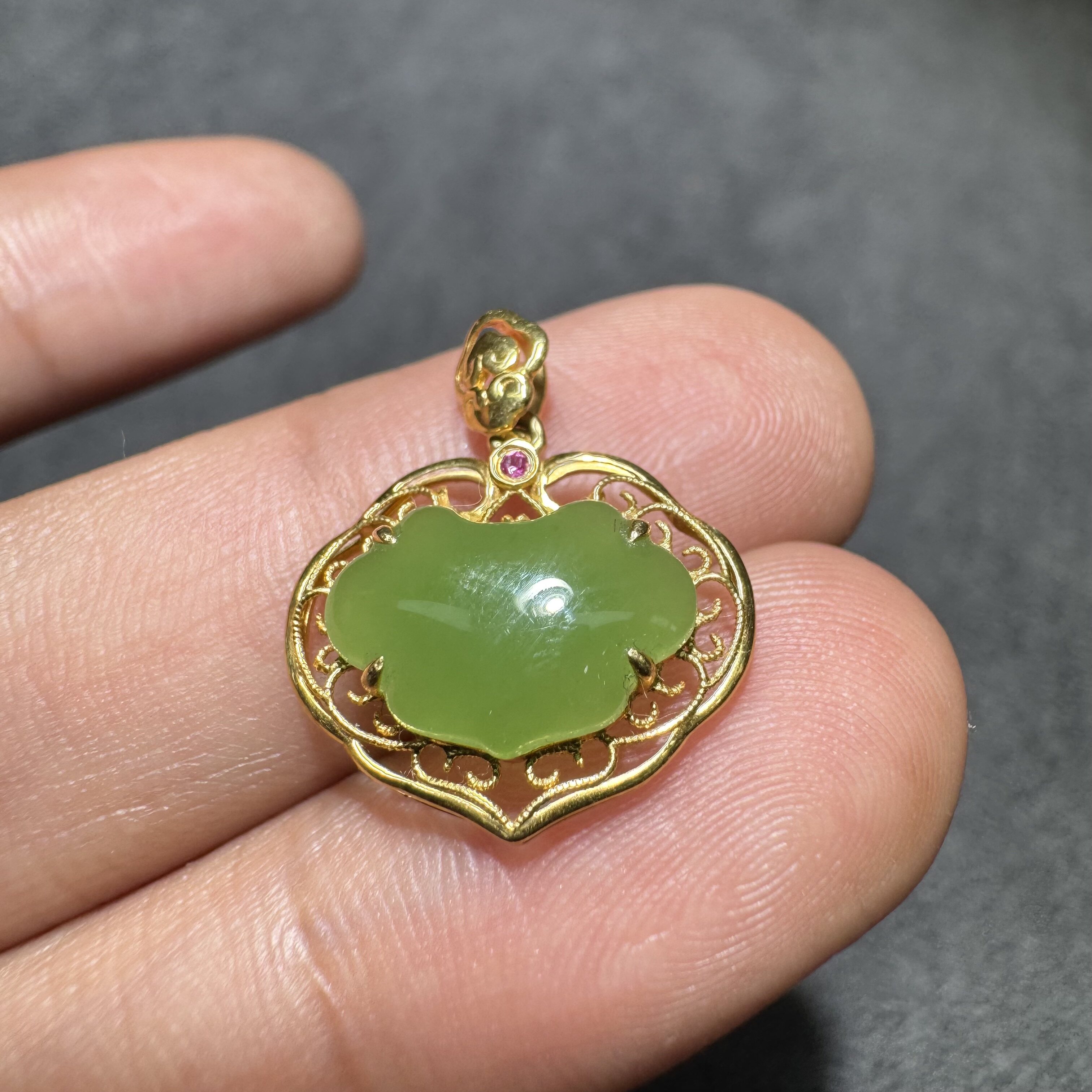 收藏级方言和田玉老坑俄料辣阳绿无黑点精美18K金镶嵌如意锁吊坠S