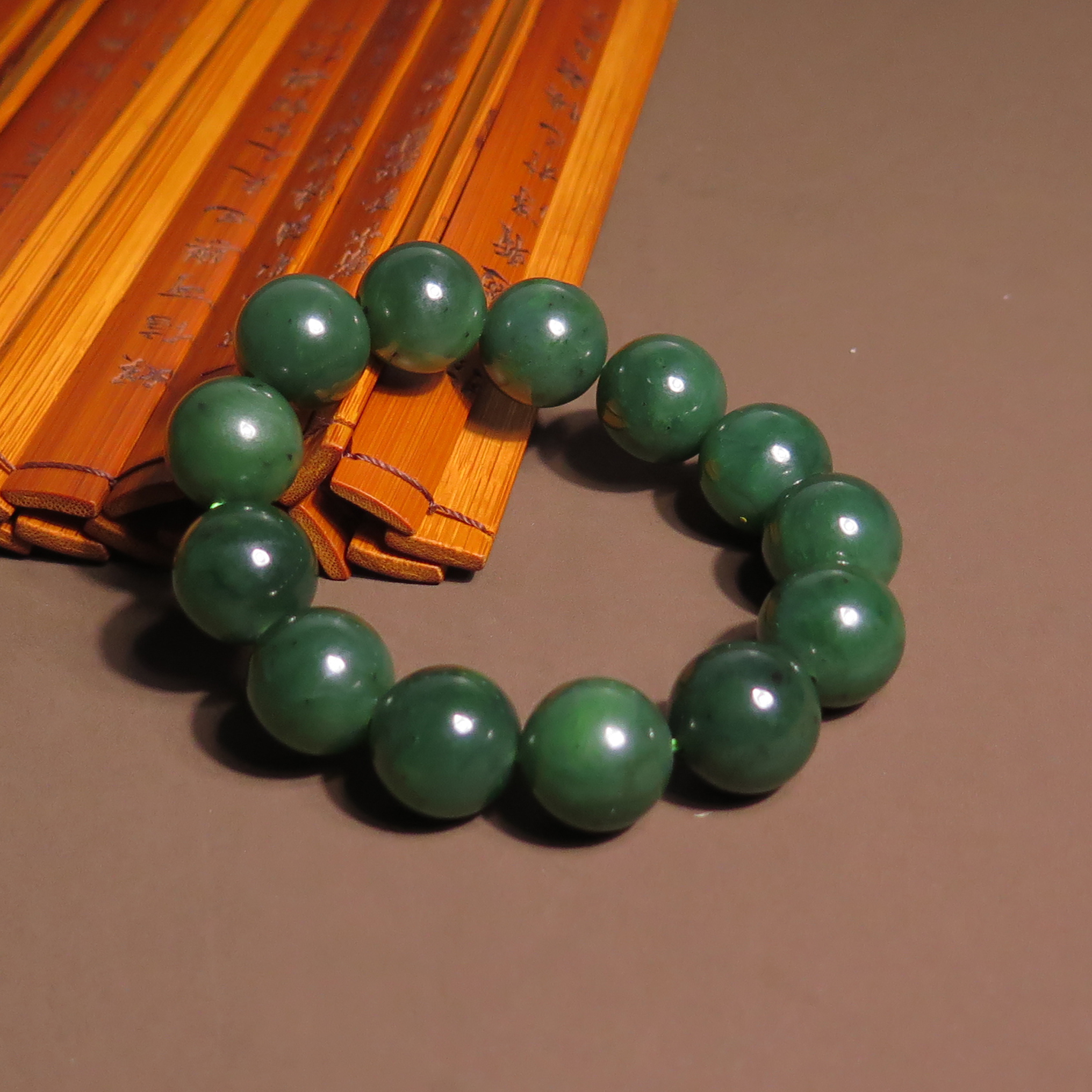 亏麻方言精品和田玉俄罗斯老坑料细腻菠菜绿碧玉卡16mm手链手串X7
