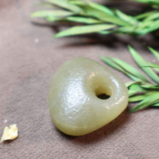 仅55方言特色和田玉精品新疆高油糯且末料糖玉老广工锁吊坠挂件A2